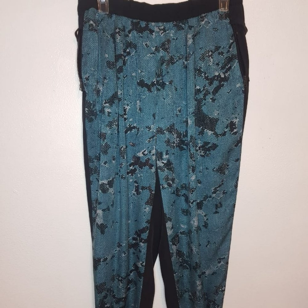 women pants by Robert Rodriguez black and green colored size 8
